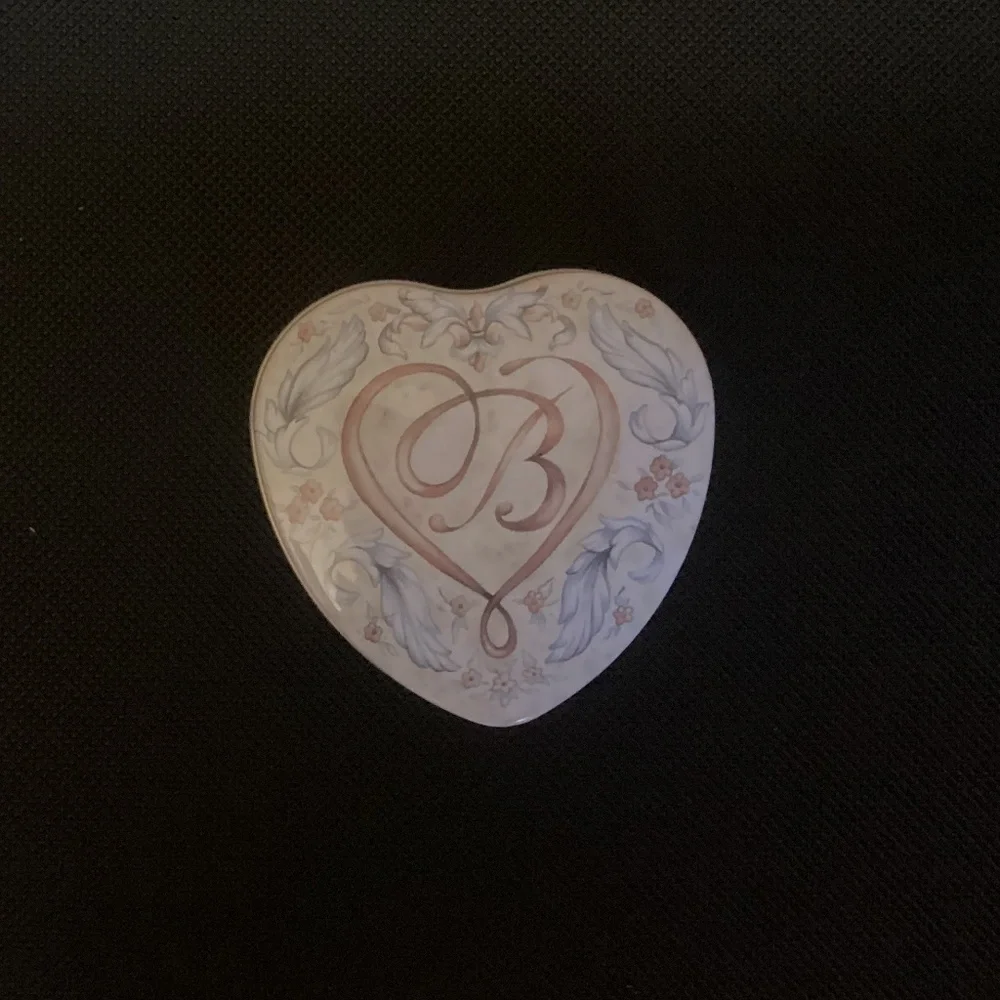 Brighton Floral Heart and Black/White Shaped Lidded Tin Trinket Box 💕💜💙 - Picture 6 of 8